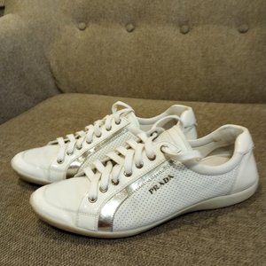 Prada sneaker white size 37 very good condition.